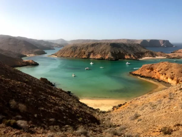 όμορφος όρμος με πράσινα νερά στο ομάν