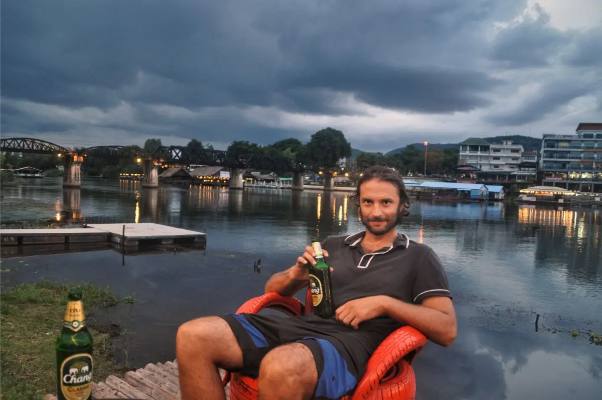 Μπυρίτσα υπό την γέφυρα του ποταμού Κουάι στο Καντσαναμπούρι ταϊλάνδη