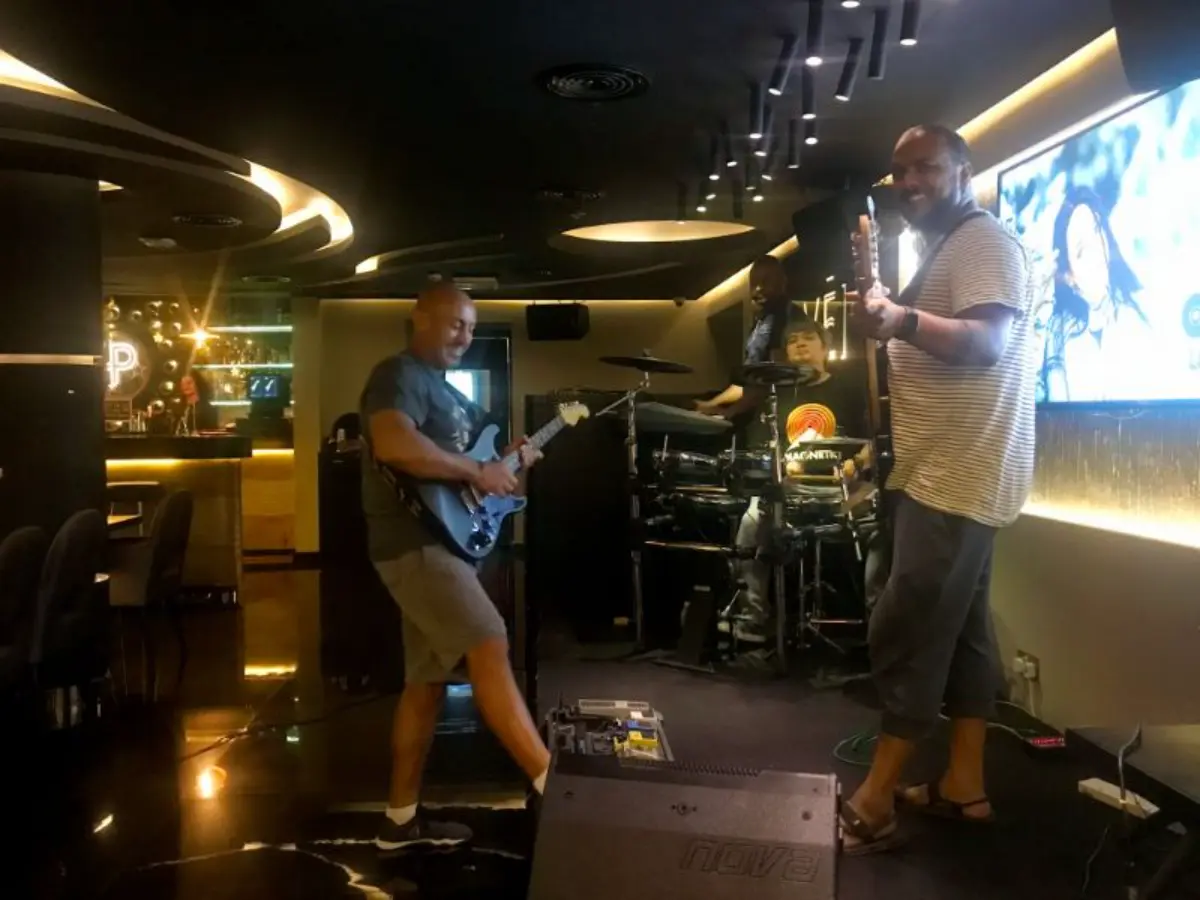 μπαρ στο ομάν μουσκάτ ζωντανή μουσική