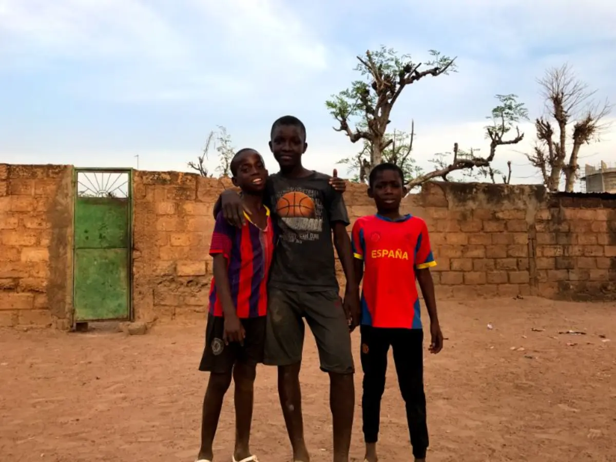 παιδιά σε δρόμο στην αφρική σενεγάλη