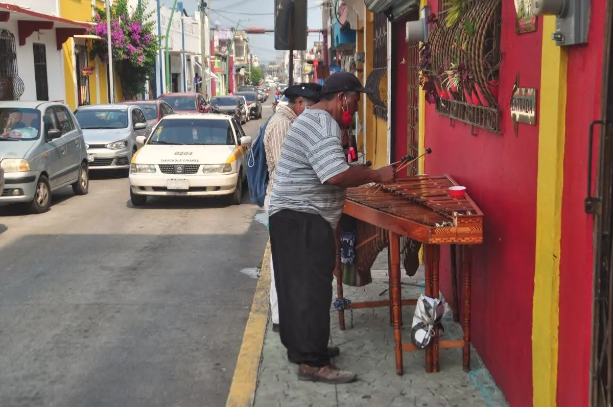 Man playing the xylophone in Tapachula’s streets