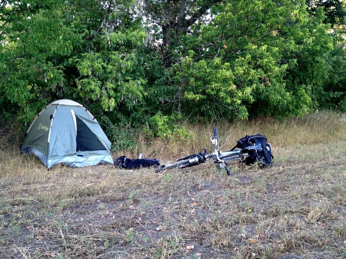 ταξιδι με ποδηλατο και κατασκηνωση σε χωραφι