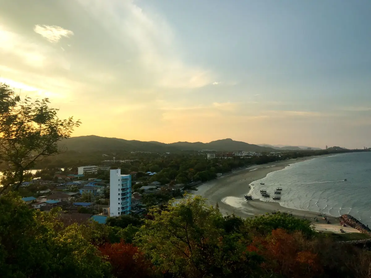 Θέα του χωριού κάο τάο στην νότια ταϊλάνδη απ' την κορυφή του βράχου