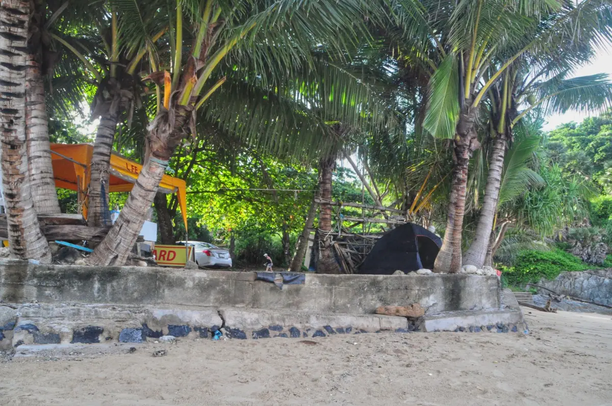 Ελεύθερη κατασκήνωση στο ναυαγοσωστικό πόστο στο ερημωμένο Πουκέτ ταϊλάνδη