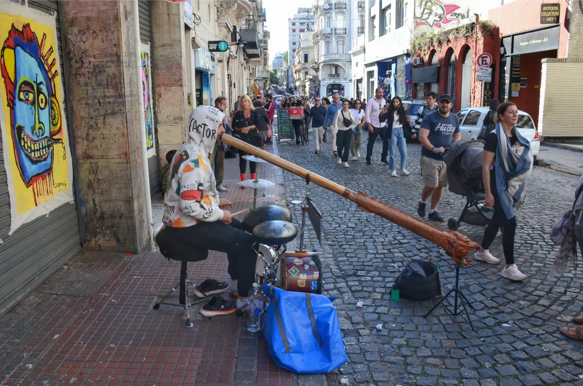 Didgeridoo busker in buenos aires