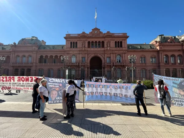 protesters in front of the Pink House in buenos aires