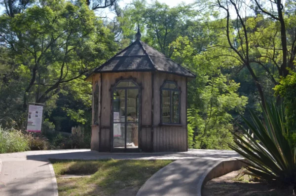 Charming wooden gazebo surrounded by lush greenery in Córdoba, Argentina, highlighting the area's natural beauty.