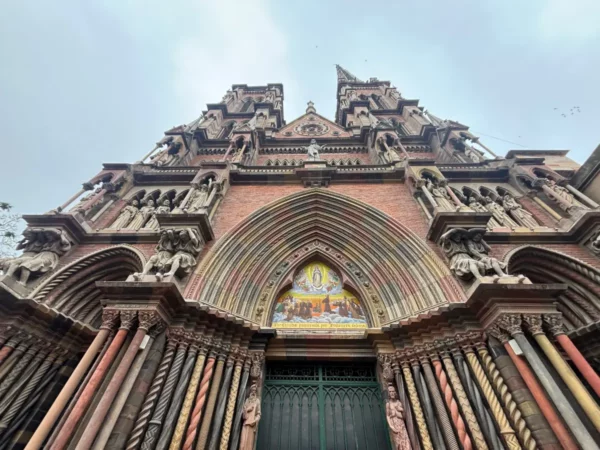 Colorful archways and intricate carvings highlight the stunning architecture of the Córdoba Cathedral in Argentina.