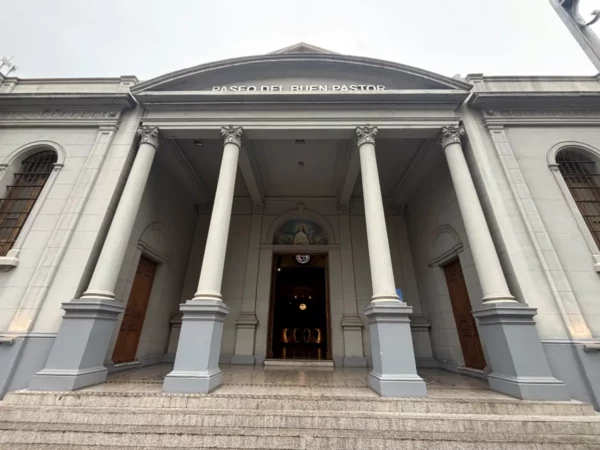 Elegant columns frame the entrance of the historic Museo Cabildo in Córdoba, Argentina, showcasing classical architecture.