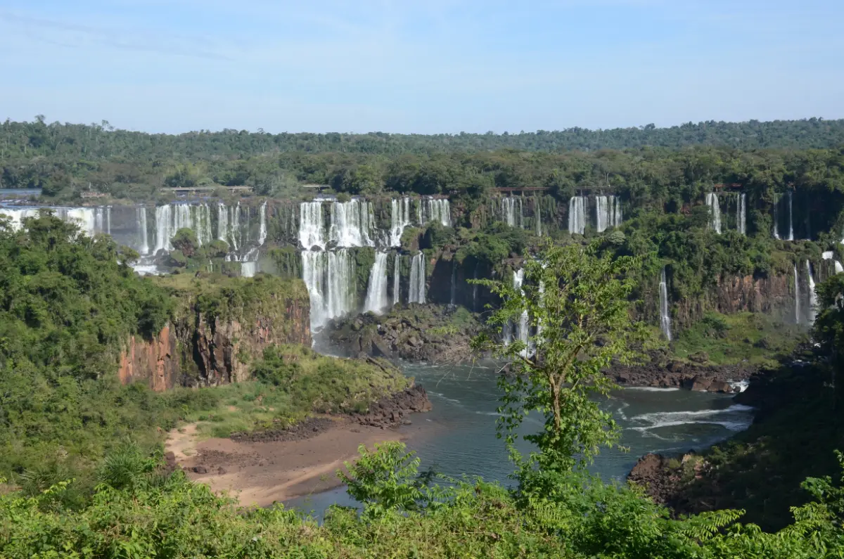 vista ampla das cataratas do iguaçu no lado argentino, a partir da trilha no brasil