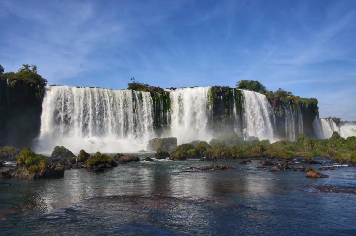 uma vista tranquila das cataratas do iguaçu do lado brasileiro