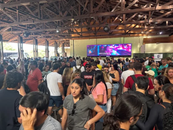 long queue for shuttle to iguacu waterfall in brazil