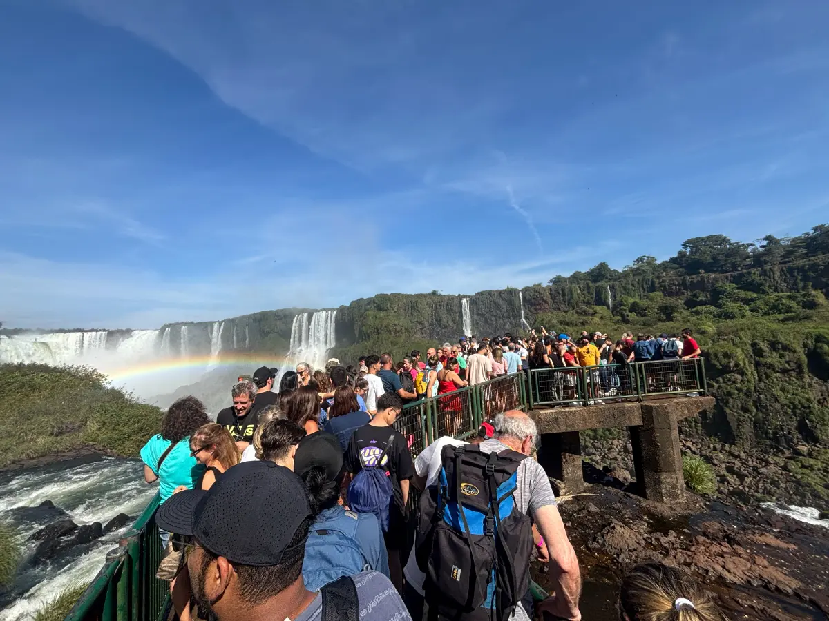 multidão avançando em direção ao mirante de santa maria no parque nacional do iguaçu no brasil