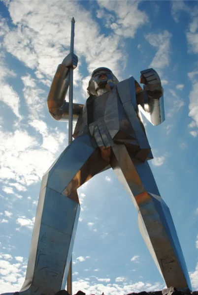 Enormous, faceted sculpture of Andrés Guacurarí monument in posadas 