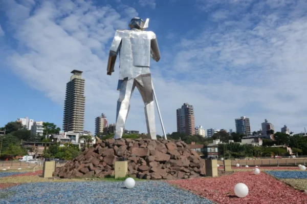 giant metallic statue of a man with spear with buildings in the background in posadas, argentina