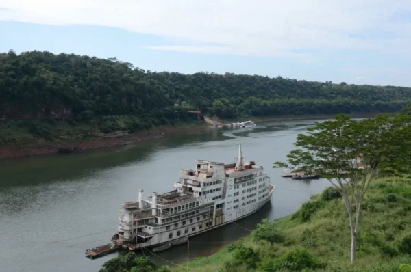 A forlorn river boat in the Iguazú River