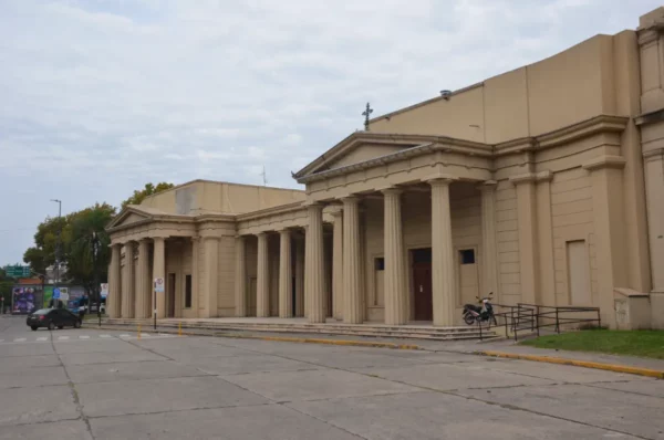 Historic architecture with tall columns and a spacious plaza in Rosario, Santa Fe, Argentina, under a cloudy sky.