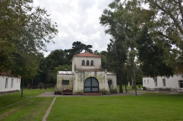Rustic building surrounded by lush greenery in Rosario, Santa Fe, showcasing a blend of natural and architectural beauty.