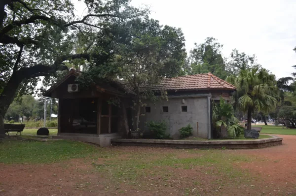 Charming rustic building surrounded by lush greenery in Rosario, Santa Fe, Argentina, showcasing local architecture.
