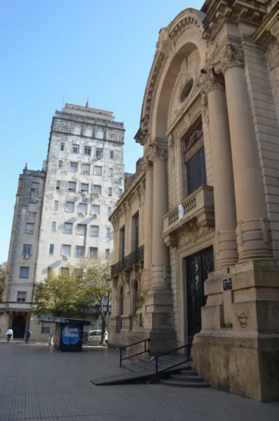 Neoclassical architecture contrasts with modern buildings in Rosario, Santa Fe, Argentina, highlighting urban design elements.