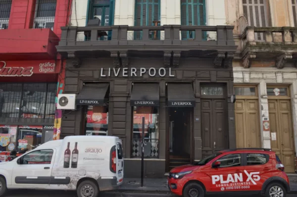 Liverpool storefront with a dark facade and green window accents, surrounded by colorful buildings in Rosario, Santa Fe, Argentina.