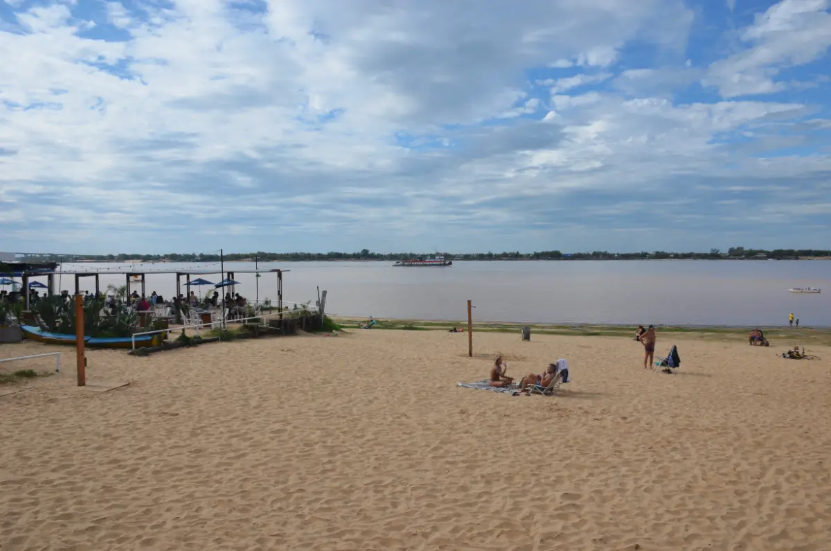 Rambla Catalunya Beach on the Paraná River in rosario