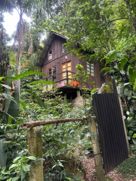 Casa de floresta encantada na margem da Lagoa da Conceição
