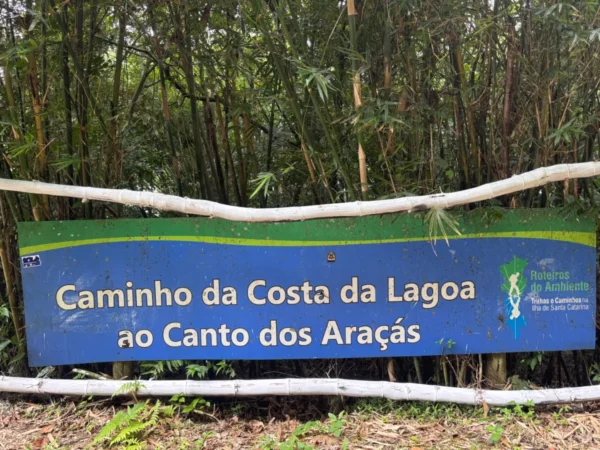 Placa no ponto inicial da trilha Caminho da Costa da Lagoa em Florianópolis