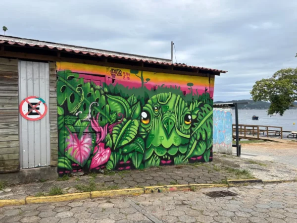 Mural naturo‑psicodélico perto do porto de Canto dos Araçás, na Ilha de Santa Catarina