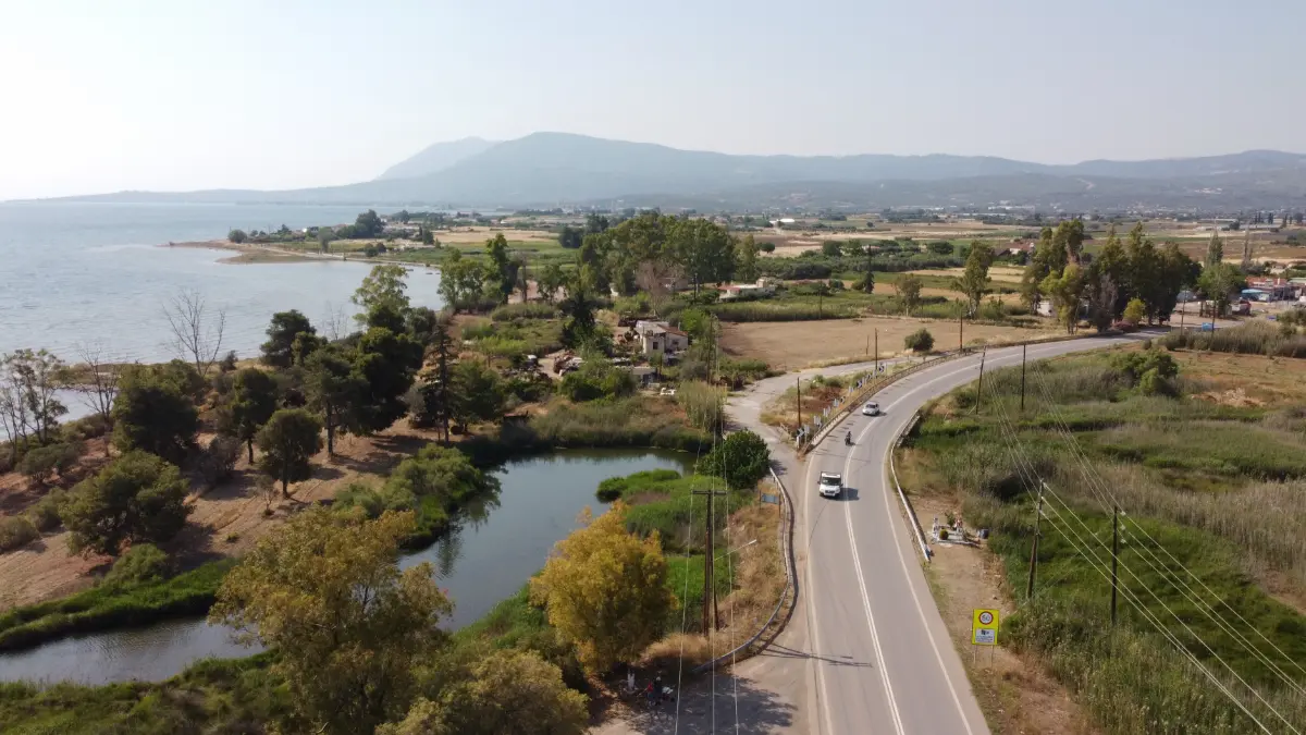The main road to North Evia passing through Kolovrechtis wetland