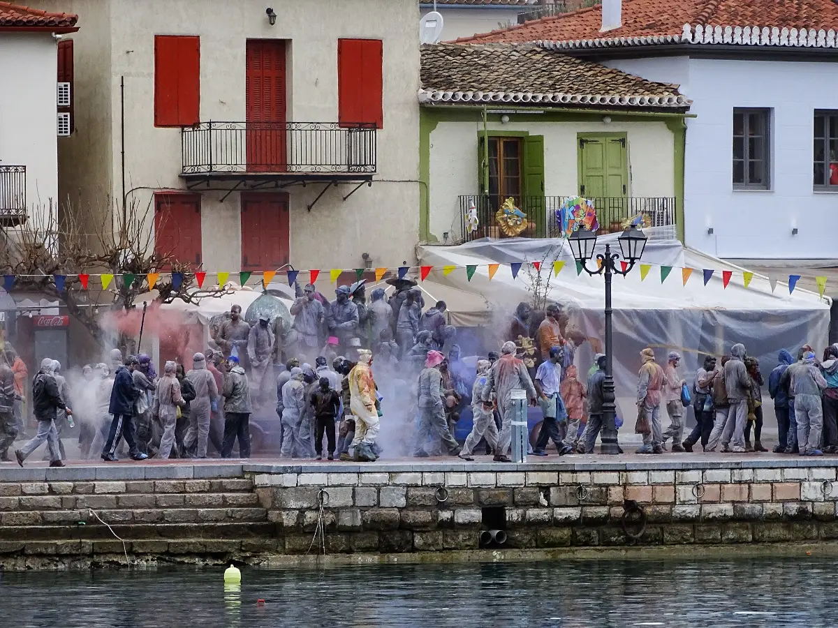 Flour war (Alevromoutzouromata) in galaxidi