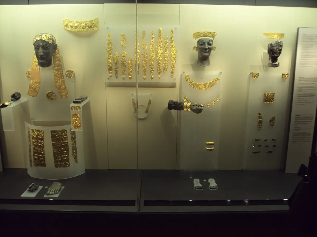 The Chryselephantine Triad in delphi musem