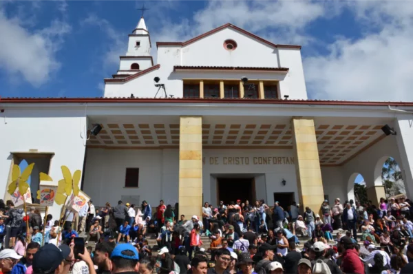 Crowds gathered outside the Basílica del Señor Caído de Monserrate in Bogotá during Sunday pilgrimage