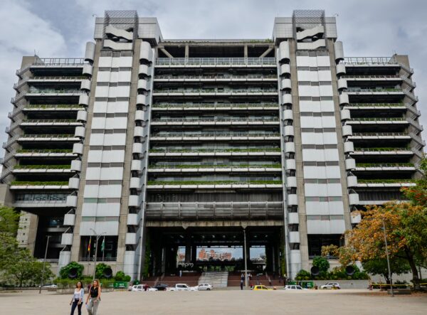 Edificio Inteligente de EPM building with tiered balconies and greenery, seen from an open plaza in central Medellín