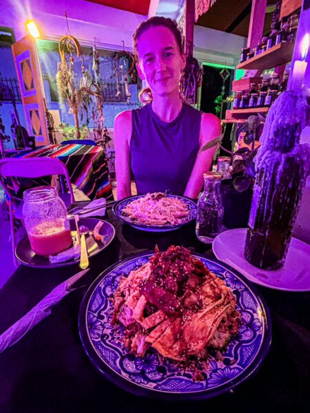 Delicious meals on vibrant plates served at Bumi Cocina Natural in Salento, Quindío, Colombia, with a colorful ambiance.
