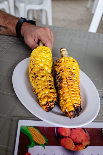 Grilled sweet corn served on a white plate, featuring golden kernels, enjoyed at a local eatery in Salento, Quindío, Colombia.