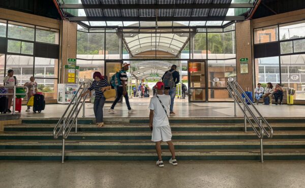 Bucaramanga terminal bustling with travelers, showcasing a spacious layout and modern architecture under natural lighting.