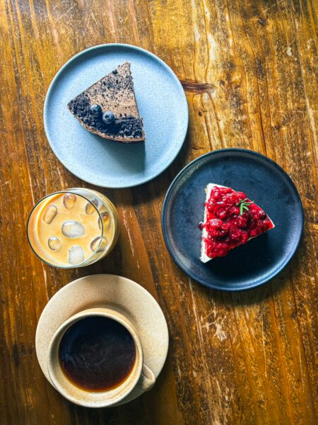 Delicious desserts and coffee at Innato Coffee House, featuring chocolate cake, strawberry shortcake, and iced coffee in Tolima, Colombia.