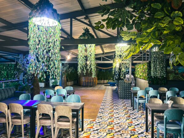 Stylish interior of Doral Inn in Ibagué, Tolima, featuring greenery, patterned tiles, and modern seating arrangements.