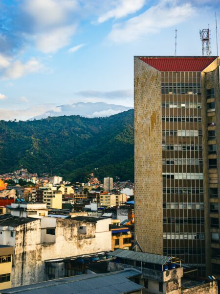 Doral Inn stands against a backdrop of mountains in Ibagué, Tolima, showcasing a mix of urban and natural scenery.