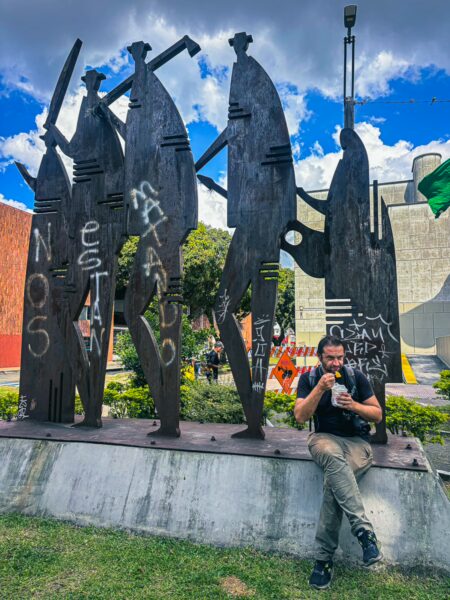 Sculptural monument representing figures with graffiti, set in Parque Olaya Herrera, Pereira, Risaralda, Colombia.
