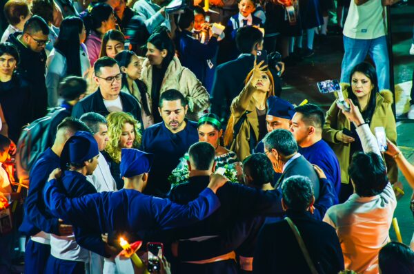 Crowd gathered at a cultural event in Popayán, Cauca, Colombia, featuring vibrant clothing and lively interactions among attendees.
