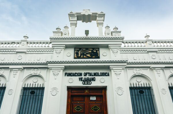 White colonial building featuring ornate architectural details and a prominent sign for the Fundación Oftalmológica in Popayán, Cauca.