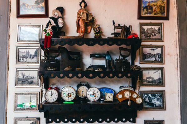 Vintage clocks and unique decor fill the shelves at Molino Dorado Café in Silva, Cauca, Colombia, showcasing a nostalgic atmosphere.